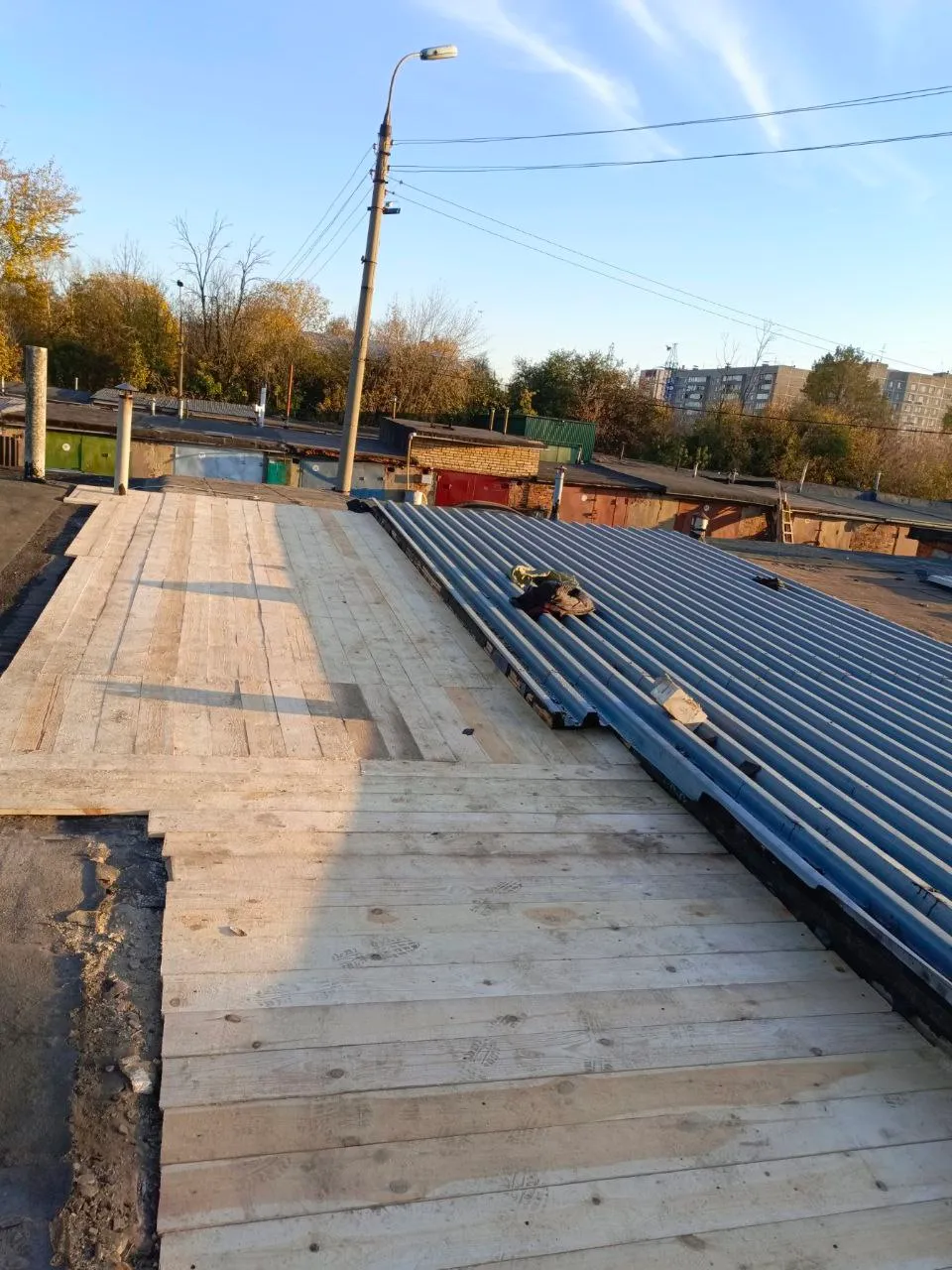 Капитальный ремонт кровли гаража, монтаж балок и наплавляемых материалов, Беларусь - фото 1